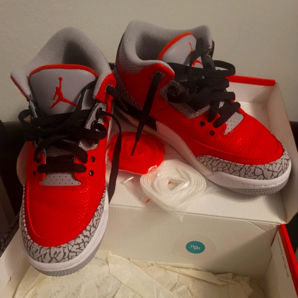 Air Jordan 3 Retro, Original shoe string changes, Sz Youth 6, Women 7.5